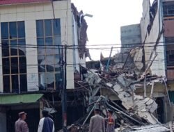 Ruko Tiga Lantai Tiba-tiba Ambruk