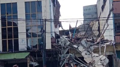 Ruko Tiga Lantai Tiba-tiba Ambruk