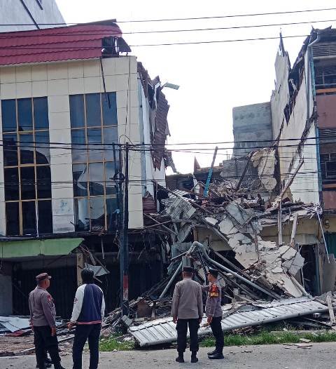 Ruko Tiga Lantai Tiba-tiba Ambruk