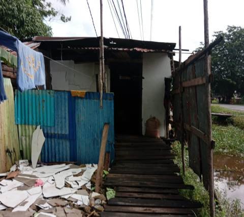 Rumah Reot Jadi Saksi Bisu Perjuangan Lima Jiwa di Parit Baru