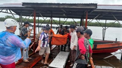 Cuaca Buruk Hantam Perahu Nelayan di Ketapang