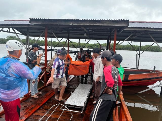 Cuaca Buruk Hantam Perahu Nelayan di Ketapang