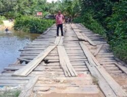 Puluhan Tahun Jembatan Sui Bayan Tidak Pernah Diperbaiki. Pejabat Datang Hanya Sekadar Lewat