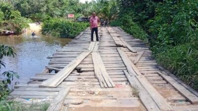 Puluhan Tahun Jembatan Sui Bayan Tidak Pernah Diperbaiki. Pejabat Datang Hanya Sekadar Lewat