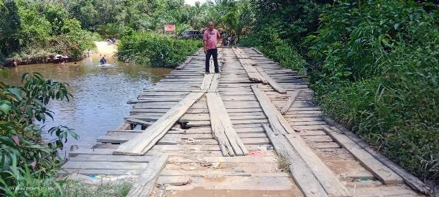 Puluhan Tahun Jembatan Sui Bayan Tidak Pernah Diperbaiki. Pejabat Datang Hanya Sekadar Lewat