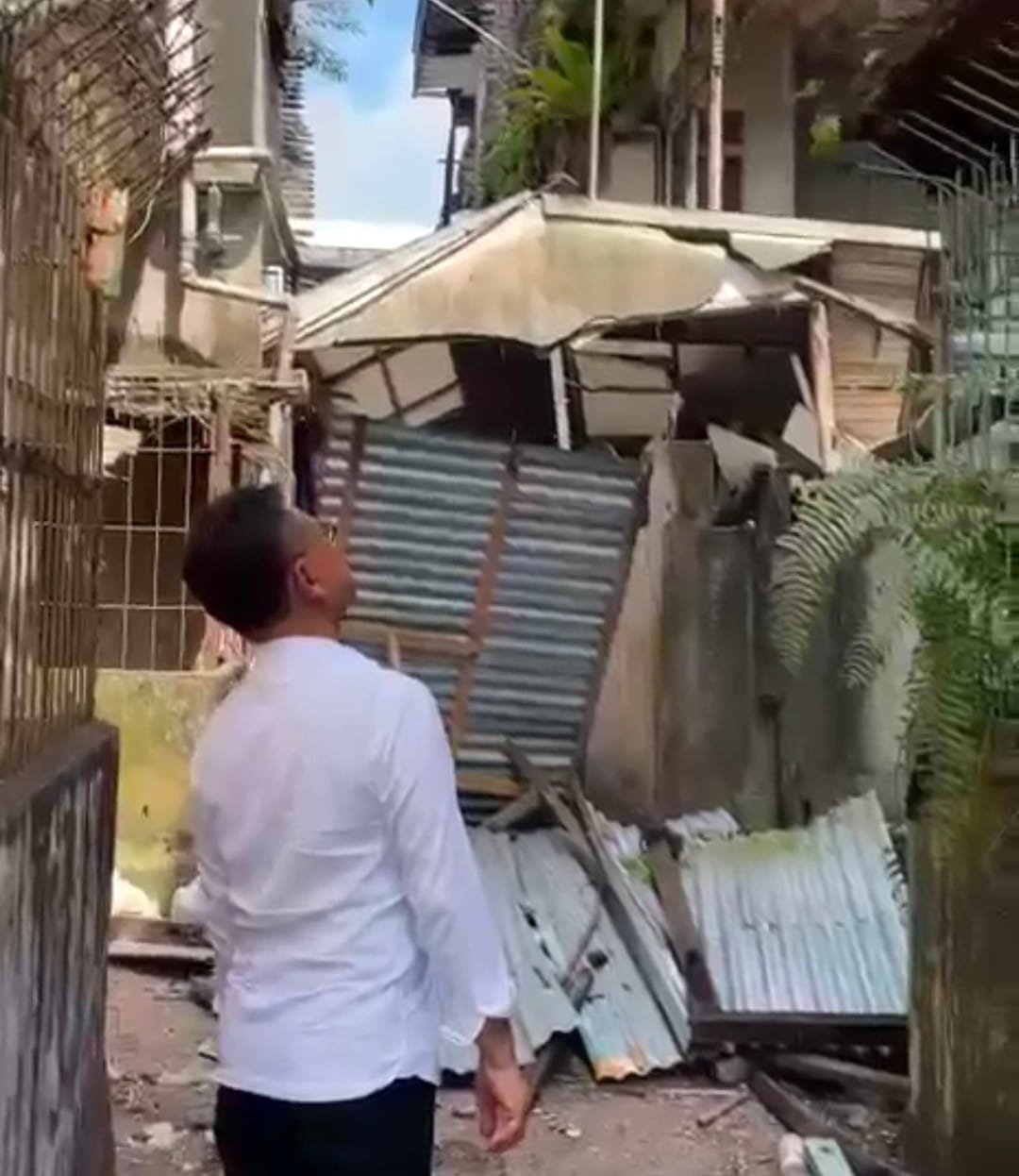 Ruko Ambruk Akibat Pencurian Material