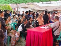 Warga Antre Terima BLTS, di Sanggau Capai 44.623 Orang