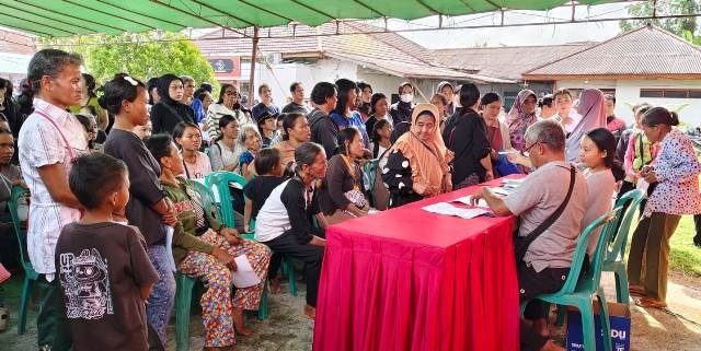 Warga Antre Terima BLTS, di Sanggau Capai 44.623 Orang