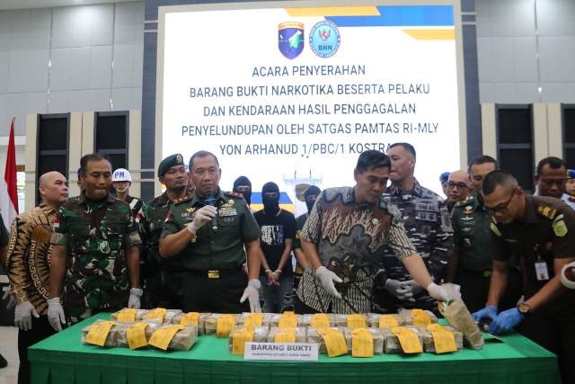 Kodam XII/Tpr Serahkan 21,9 Kg Sabu dan 3 Tersangka Kepada BNNP Kalbar
