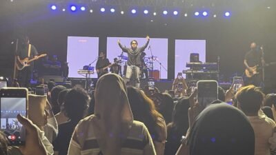 Rony Parulian sukses menggetarkan ribuan fansnya yang antusias menyaksikan konsernya di Borneo Fair yang berlangsung di GOR Terpadu A Yani Pontianak, Sabtu (15/11/2025) malam. Foto: rob