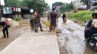Proyek Jalan Pembangunan di Kota Tayan Hilir Dikebut