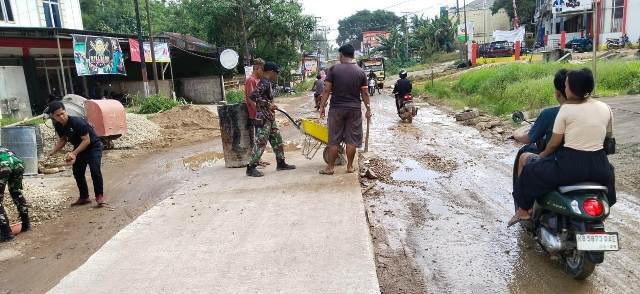 Proyek Jalan Pembangunan di Kota Tayan Hilir Dikebut