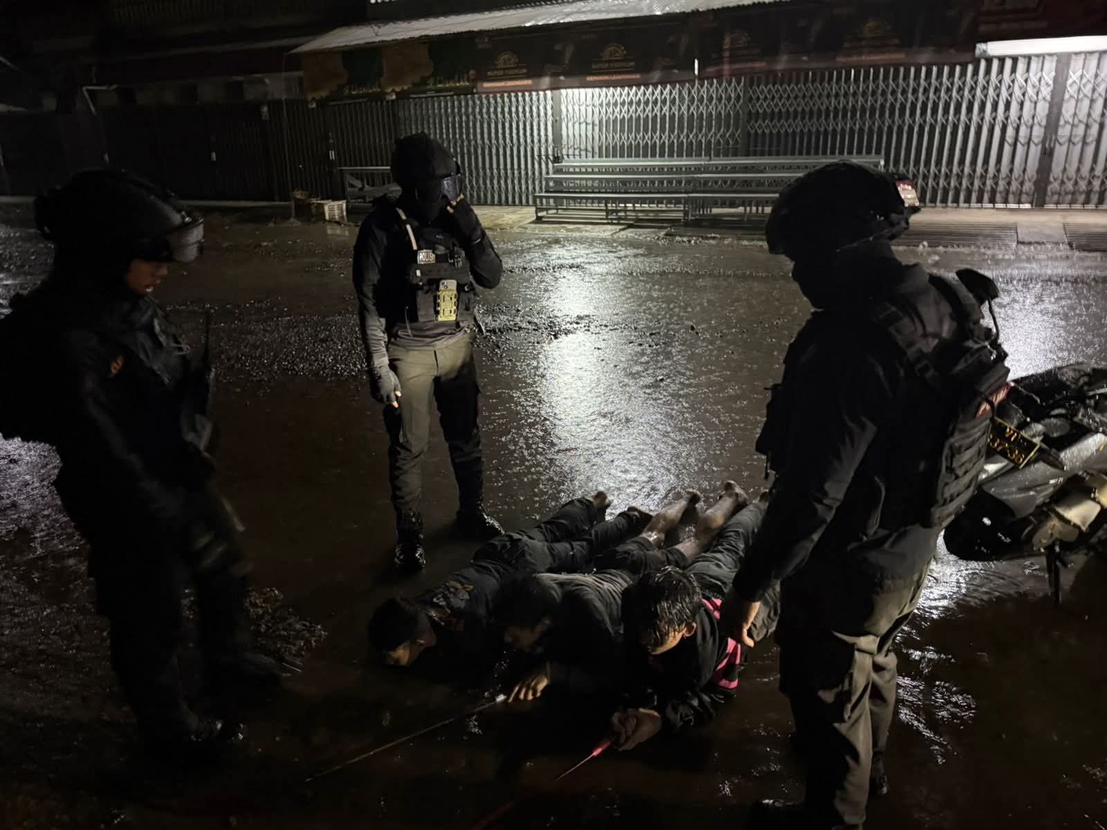 Tiga Remaja Diamankan Bawa Bom Molotov dan Clurit Untuk Tawuran