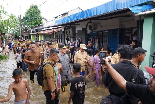 Norsan dan Edi Janji Korban Banjir Rob Dapat Bantuan