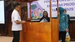 Pedagang Es Kelapa Lega Terima Bantuan Gerobak