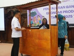 Pedagang Es Kelapa Lega Terima Bantuan Gerobak