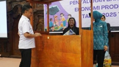 Pedagang Es Kelapa Lega Terima Bantuan Gerobak