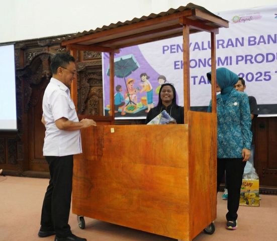 Pedagang Es Kelapa Lega Terima Bantuan Gerobak