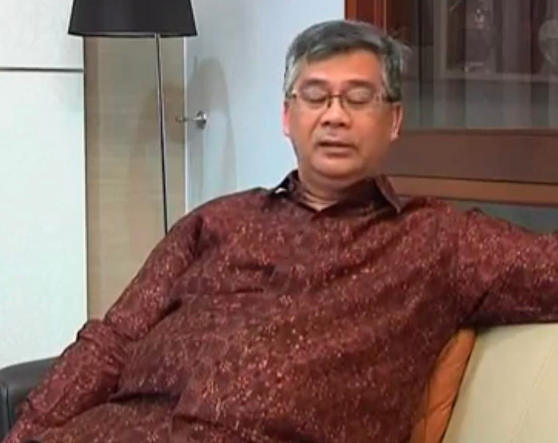 Usulan amnesti Akil Mochtar memantik ingatan. Dukungan adat, ulama, hingga pemuda bertemu kritik keadilan pidana. Negara diuji memilih pembalasan formal atau kebijaksanaan konstitusional