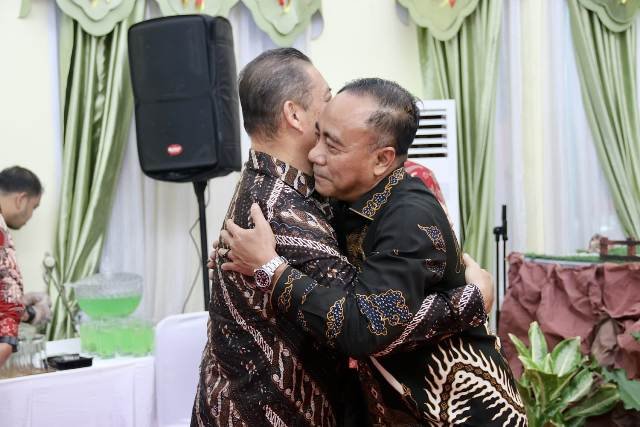 Konflik Berakhir, Norsan - Krisantus Kembali Berpelukan