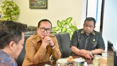 Bupati Kubu Raya Sujiwo didampingi Wakil Ketua DPRD Kubu Raya Zulkarnaen saat diterima Plt. Deputi Bidang Pencegahan Pangarso Suryotomo dan Direktur Pemulihan & Peningkatan Fisik Afrial Rosya untuk mengusulkan program mitigasi bencana di Kubu Raya pada Selasa (18/11/2025). Foto: tmB/berkatnewstv