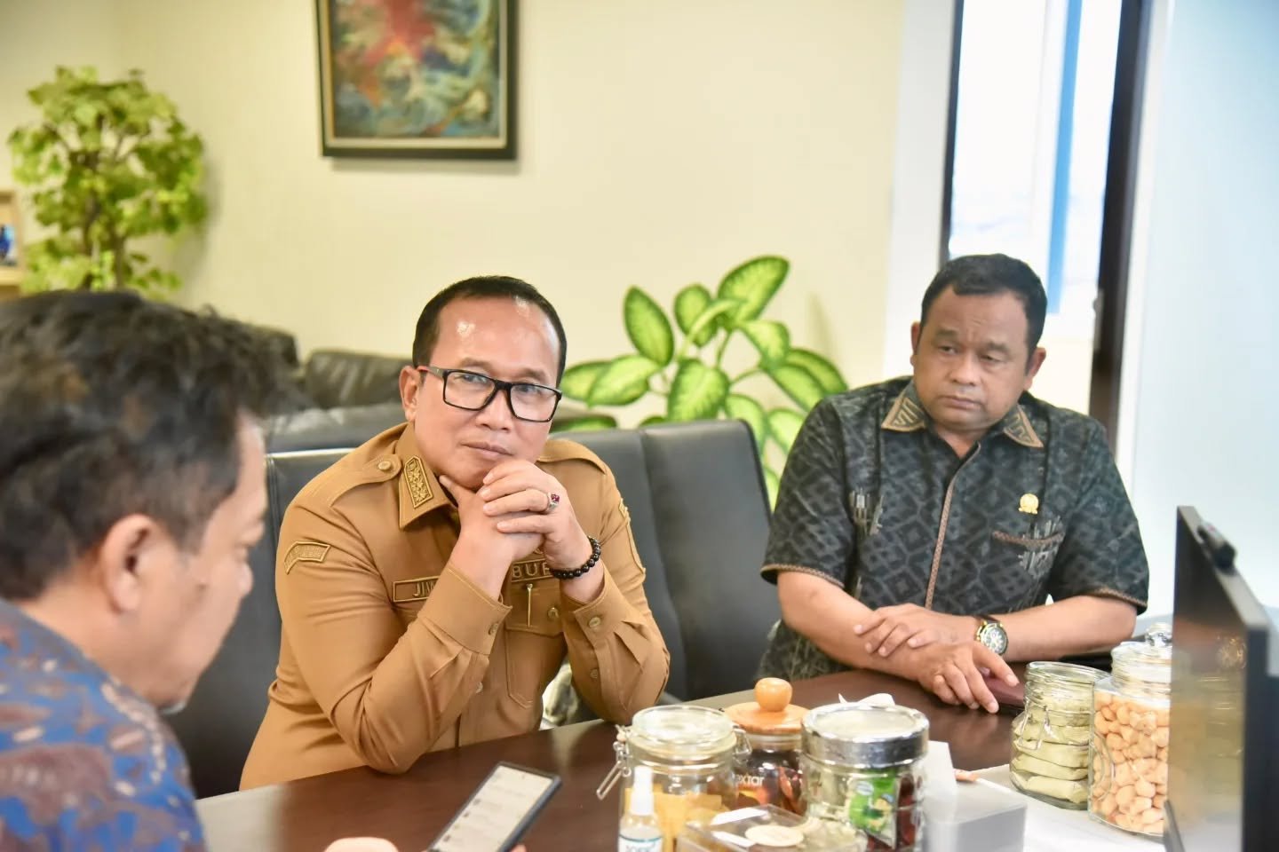 Bupati Kubu Raya Sujiwo didampingi Wakil Ketua DPRD Kubu Raya Zulkarnaen saat diterima Plt. Deputi Bidang Pencegahan Pangarso Suryotomo dan Direktur Pemulihan & Peningkatan Fisik Afrial Rosya untuk mengusulkan program mitigasi bencana di Kubu Raya pada Selasa (18/11/2025). Foto: tmB/berkatnewstv