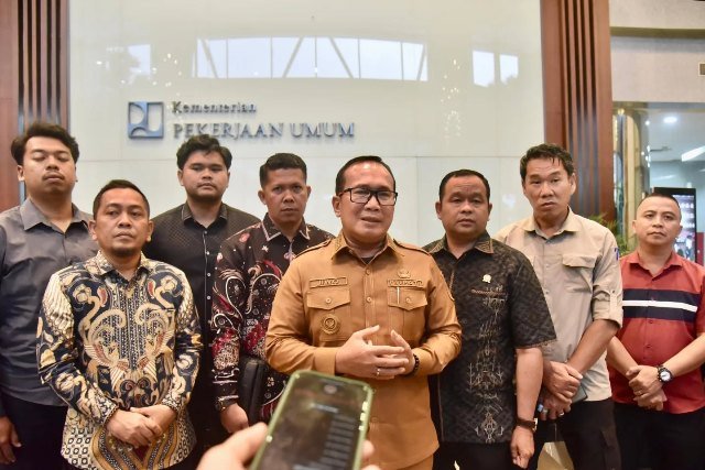 Wakil Ketua DPRD Kubu Raya bersama anggota mendampingi Bupati Kubu Raya Sujiwo bertandang ke Kementerian PU RI untuk untuk mengusulkan berbagai program infrastruktur yang strategis, Selasa (18/11/2025). Foto: tmB/berkatnewsTV