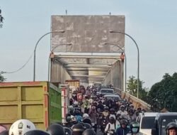 Truk Mogok Masuk Angin Akibatkan Kemacetan di Jembatan Kapuas II