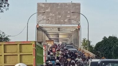 Truk Mogok Masuk Angin Akibatkan Kemacetan di Jembatan Kapuas II