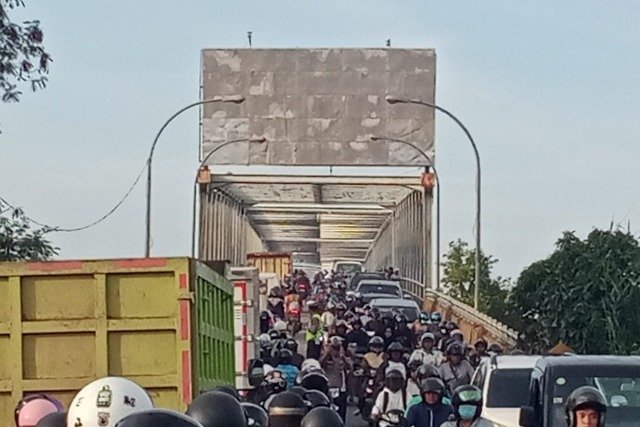 Truk Mogok Masuk Angin Akibatkan Kemacetan di Jembatan Kapuas II