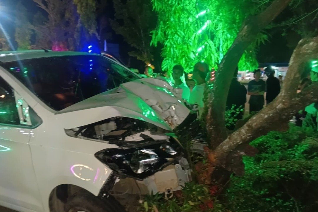 Kecelakaan Beruntun Akibat Supir Main HP