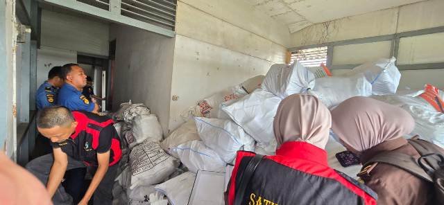 Kejati Kalbar Geledah Lima Kantor Telusuri Korupsi Ekspor Bauksit