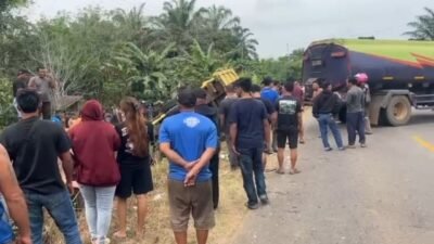 Satu Orang Tewas Adu Banteng Truk CPO vs Dump Truk