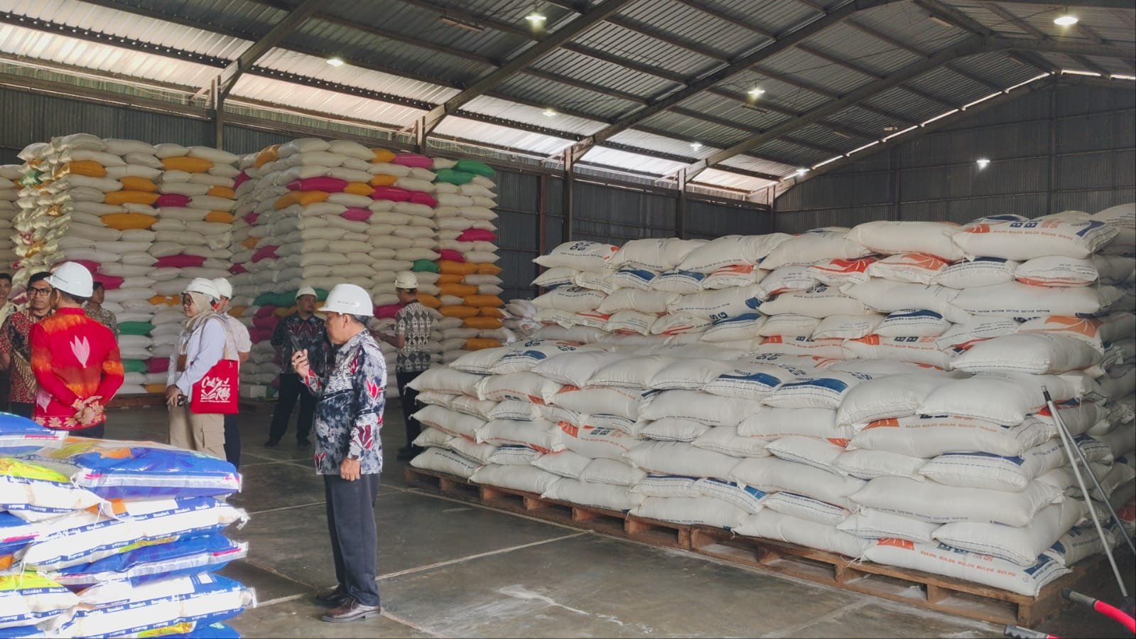 Stok Pangan Aman Jelang Imlek dan Ramadan, Harga Gas dan BBM Naik