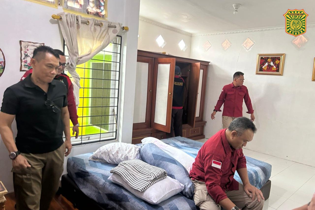 Kejati Kalbar Geledah Rumah Terkait Korupsi Ekspor Bauksit. Sejumlah Dokumen di Sita