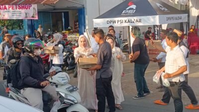 PSI Kalbar Bagikan Ribuan Sembako dan Takjil di Bulan Puasa