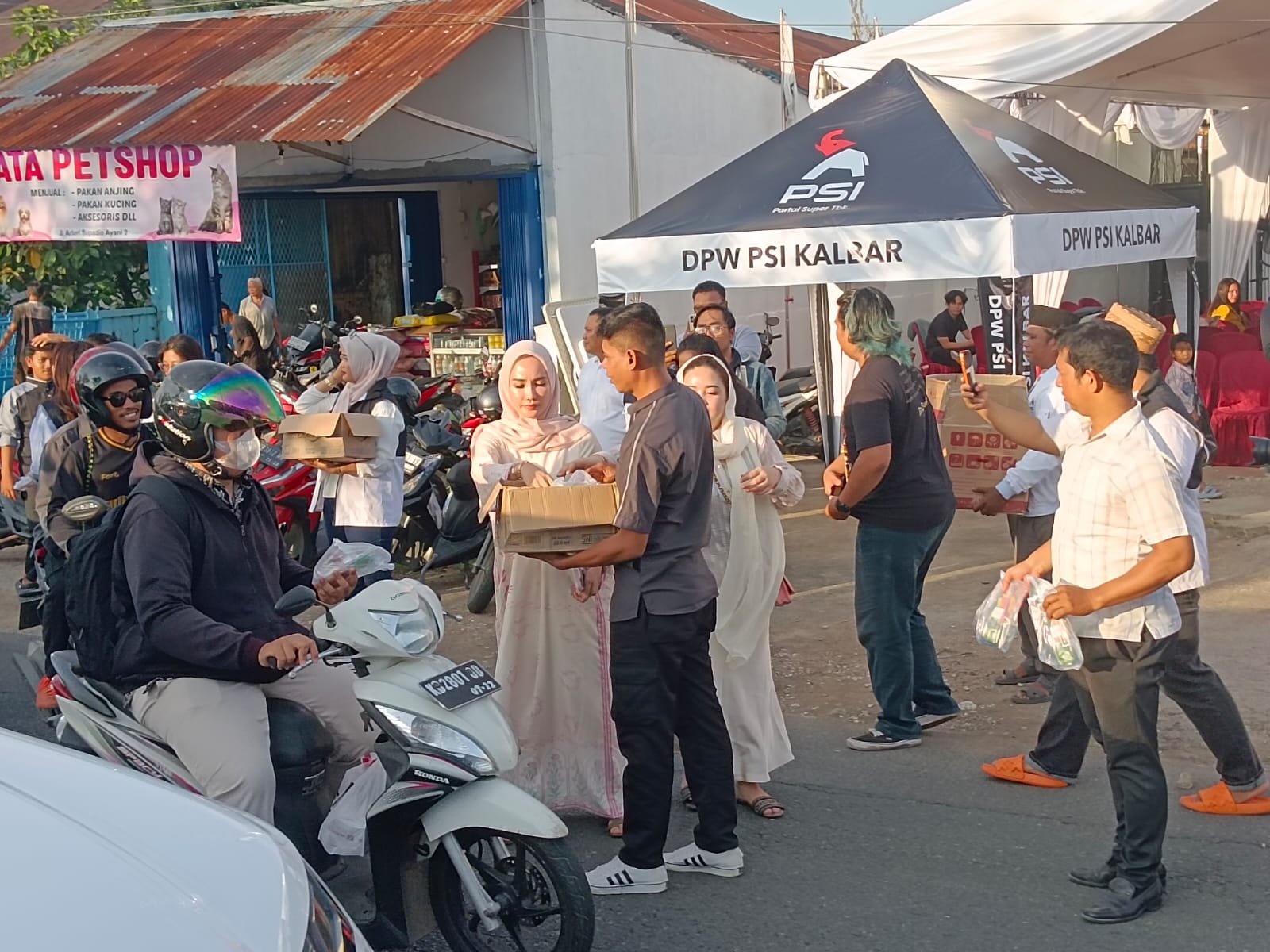 PSI Kalbar Bagikan Ribuan Sembako dan Takjil di Bulan Puasa