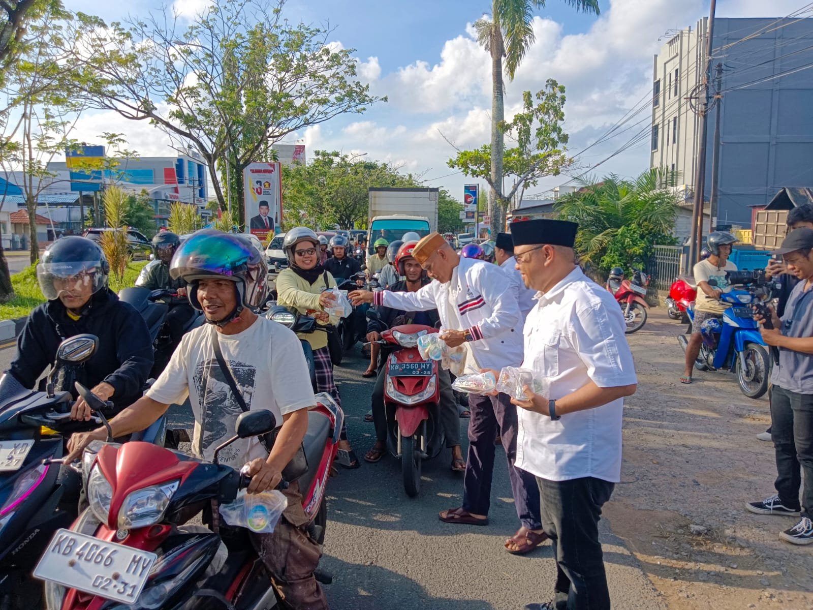 PSI Kalbar Bagikan Ribuan Sembako dan Takjil di Bulan Puasa