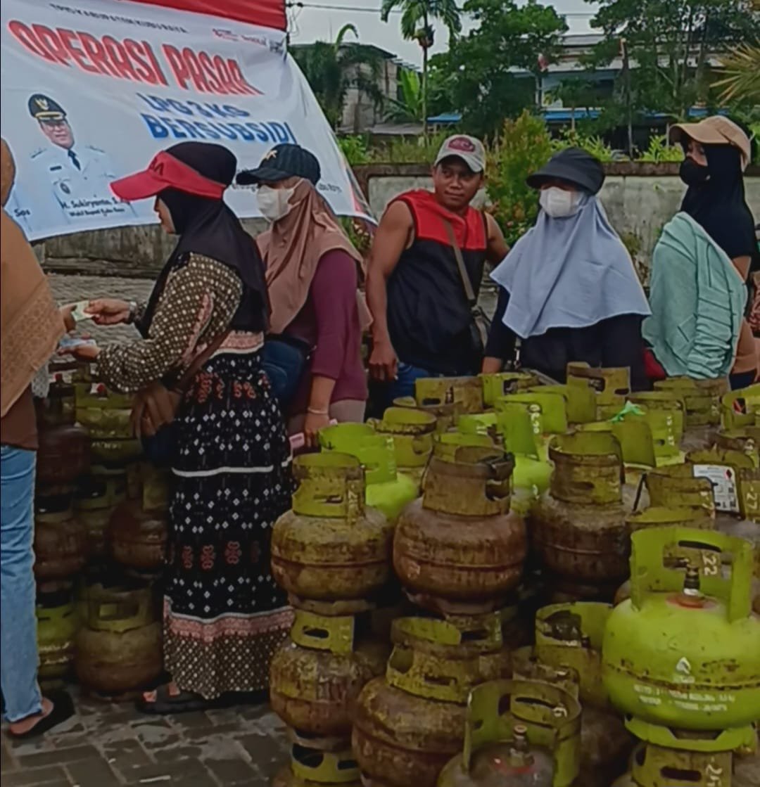 500 Paket Sembako dan LPG 3 Kg Ludes Diserbu Warga