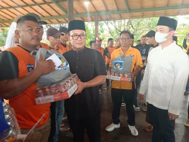 Bupati Kubu Raya Sujiwo hadir penyerahan bingkisan lebaran untuk 500 orang buruh TKBM yang diberikan oleh Koperasi Mitra Jaya Perkasa (MJP) Kubu Raya, Minggu (15/3/2026). Foto: rob/berkatnewstv