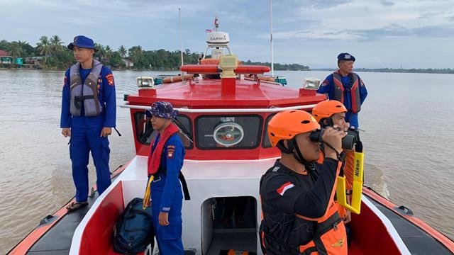 SAR Masih Mencari Satu Orang ABK Kapal Penambang Pasir MV JH 07 Terbalik di Sui Kapuas