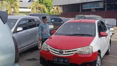 Anggota DPRD Kota Pontianak, Matruji turun langsung ke SPBU memantau langsung distribusi BBM dan memberikan imbauan kepada masyarakat agar tidak panik sejak sore hingga malam diantaranya di SPBU 6478202 Pontianak Utara. Foto: rob/berkatnewstv