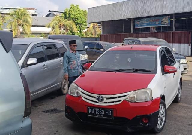 Anggota DPRD Kota Pontianak, Matruji turun langsung ke SPBU memantau langsung distribusi BBM dan memberikan imbauan kepada masyarakat agar tidak panik sejak sore hingga malam diantaranya di SPBU 6478202 Pontianak Utara. Foto: rob/berkatnewstv