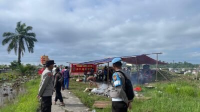 Warga Tionghoa Ritual Cheng Beng Do'akan Leluhur