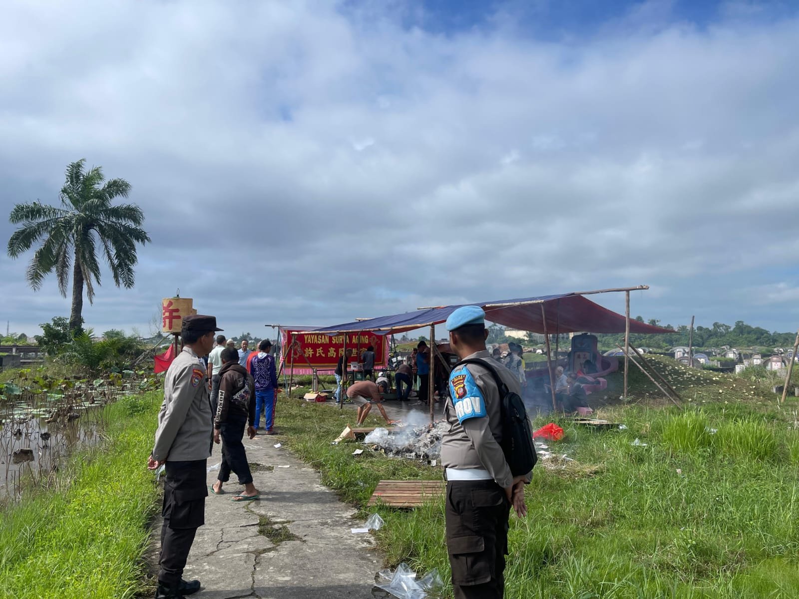 Warga Tionghoa Ritual Cheng Beng Do'akan Leluhur