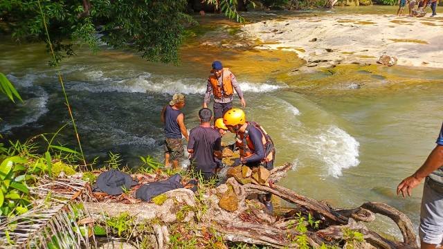 Pelajar Tenggelam Saat Foto Selfie di Riam Kecala