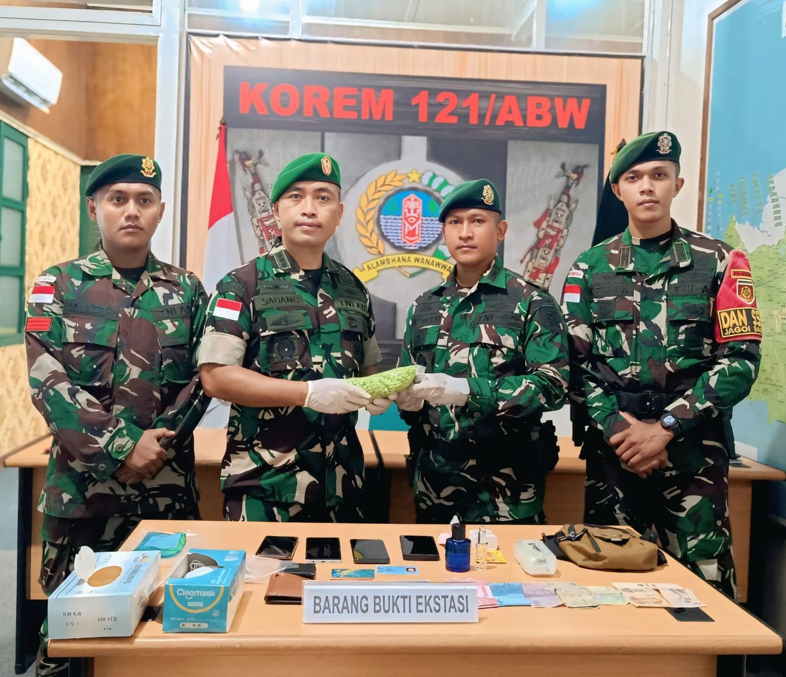 Satgas Pamtas Gagalkan Penyelundupan 1.664 Butir Ekstasi