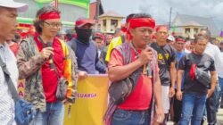 Warga Entikong dan Sekayam Demo Mapolres Sanggau Minta Bebaskan Dua Orang