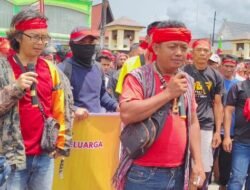 Warga Entikong dan Sekayam Demo Mapolres Sanggau Minta Bebaskan Dua Orang