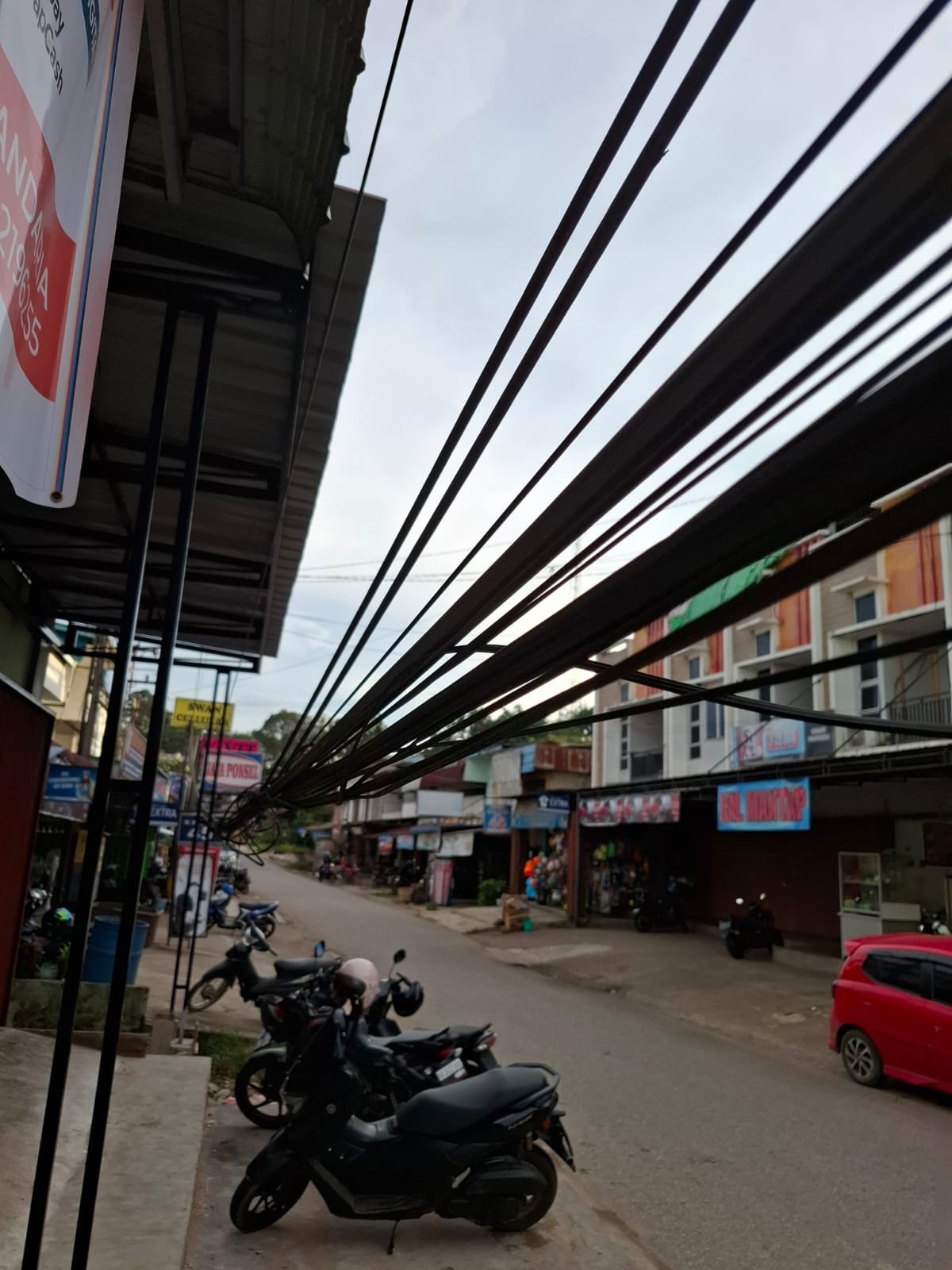 Kabel Diduga Milik Telkom Ancam Keselamatan Warga